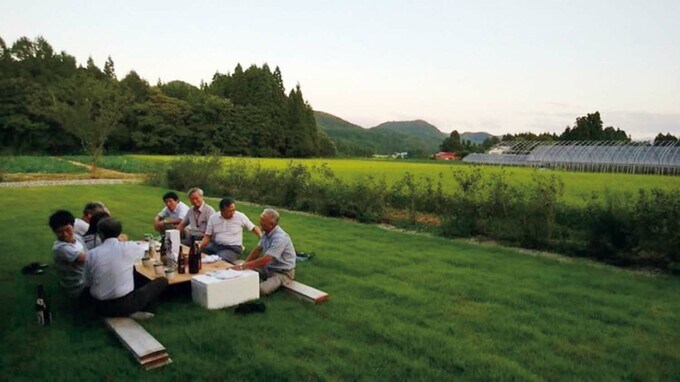 地元の人とお酒やご飯を囲む