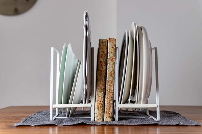 ブックエンドのような形をした平皿用の収納用品