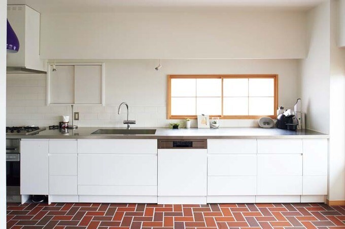 「ヤジマ」に特注した端正な白いI型キッチン