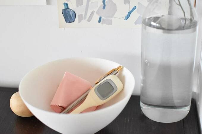 器に体温計とペン、メガネふき