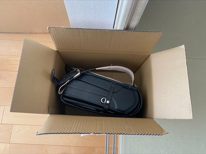 卒業式後、段ボールに入れて発送