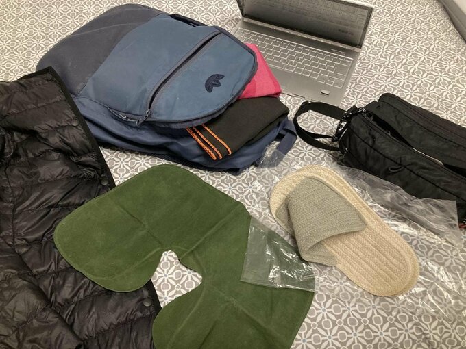 リュックに入れる荷物の写真