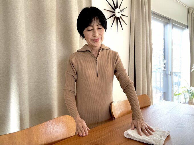 ライフさんが机を拭いている様子