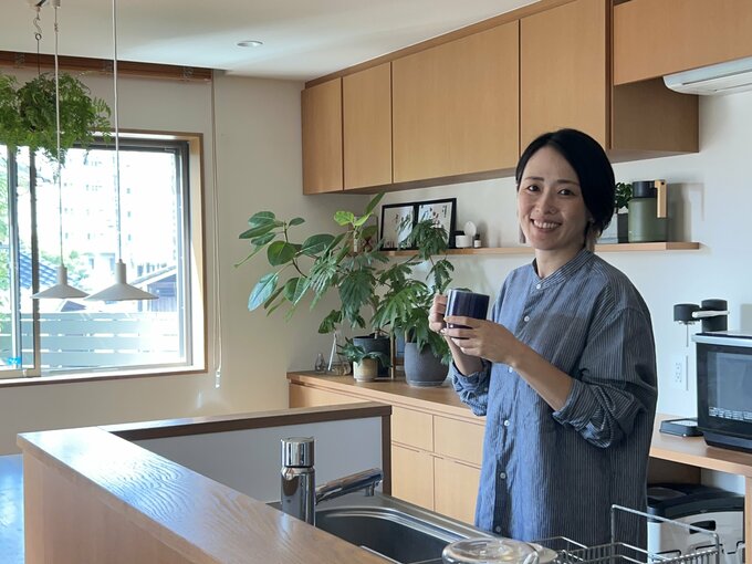 キッチンに立つ女性