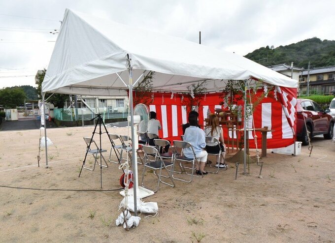 地鎮祭には、紅白幕や人数分のパイプイスも必要