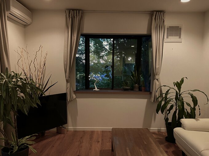 照明を暗くした部屋