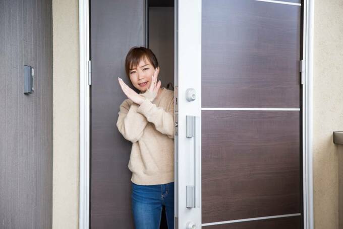 女性が手で×印を作り拒否するイメージ