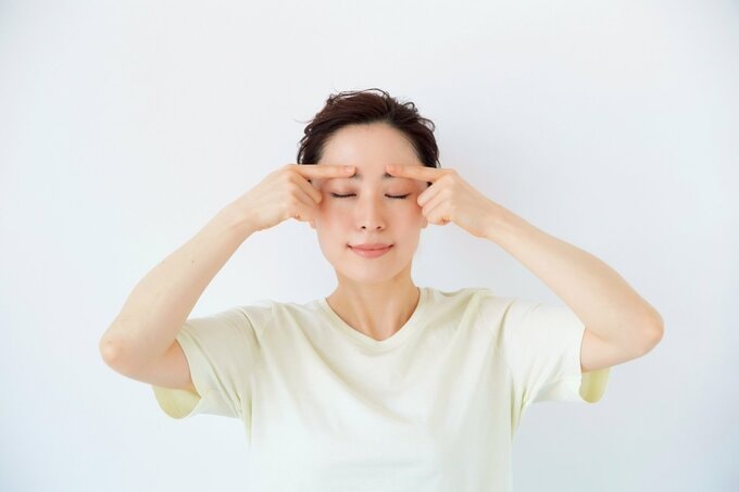 まぶたトレーニングをする女性