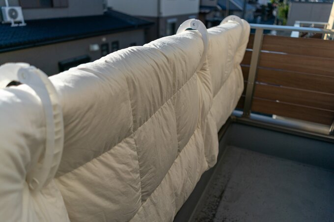 ベランダで布団を干している