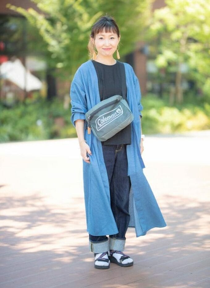 秋おしゃれのポイントにサンダルやハットを取り入れる