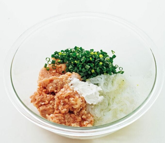 ボウルにひき肉万能ねぎなど