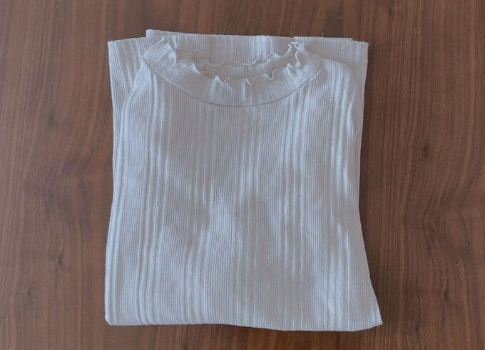 この服は、セールで安くて買ったものの、首回りの着心地が悪くほとんど着ないまま