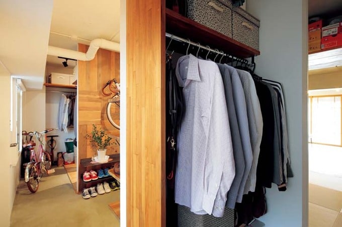 玄関横の畳コーナーともつながるウォークインクローゼット内部