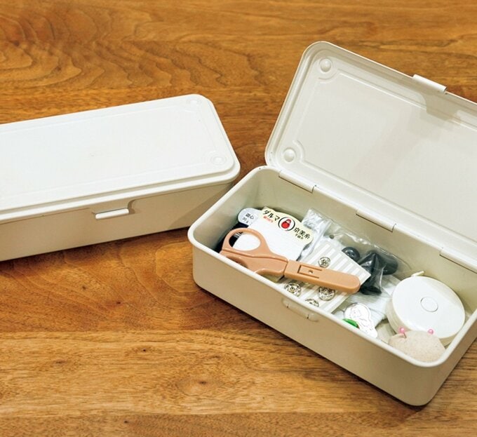 裁縫道具を入れたスチール工具箱1