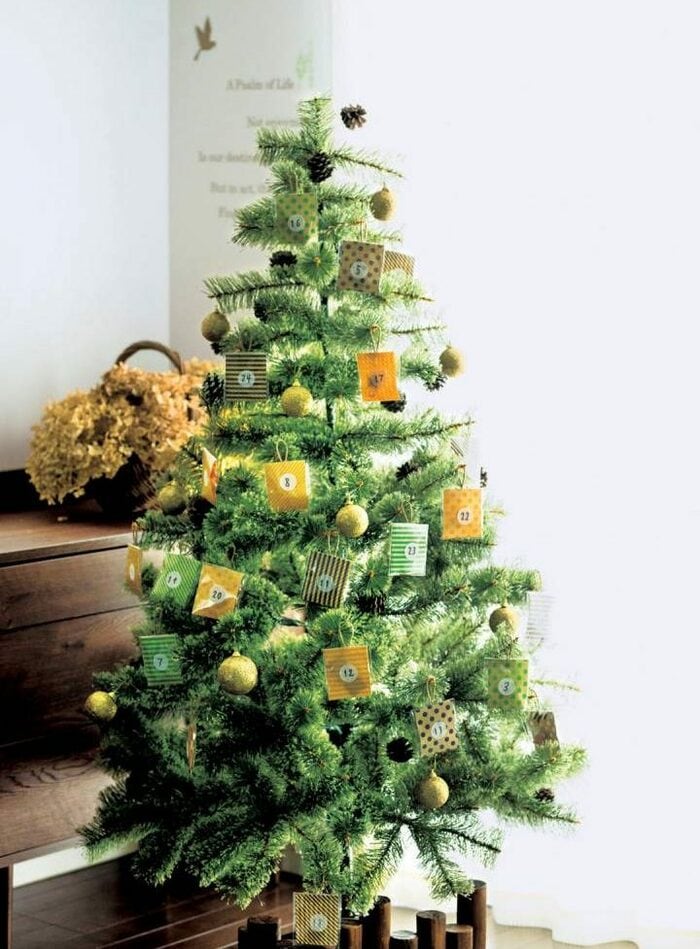 マスキングテープで壁にツリーが出現！お金をかけないクリスマス