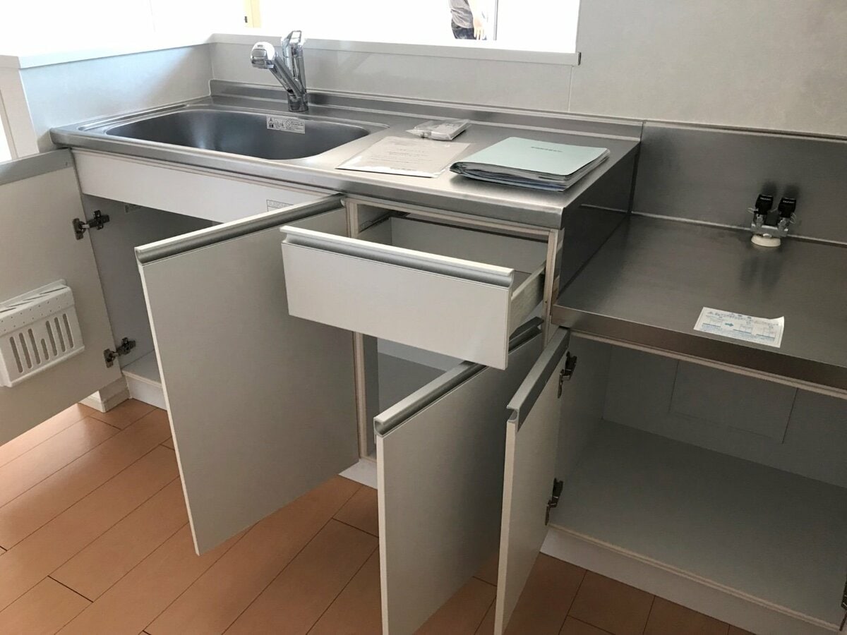 理想のキッチンについて転勤族が考えた<対面or壁づけ、扉収納or引き出し> | ESSEonline(エッセ オンライン)