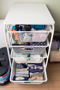 子どもの部屋にある服やバッグは、 兄弟別に色分けしてわかりやすく1