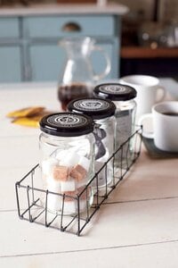 パスタソースビンはワイヤカゴに並べてお茶セットに