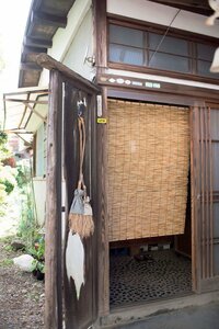 すだれで風の通りをよくする