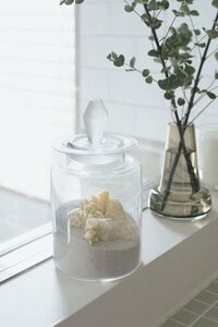 ガラスビンには砂とサンゴを入れて海をイメージ