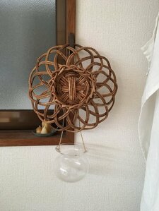 カゴに花器をつるしてカーテンフックにかける