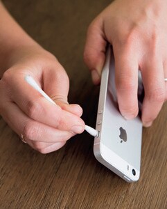 細かい汚れを綿棒で落とす