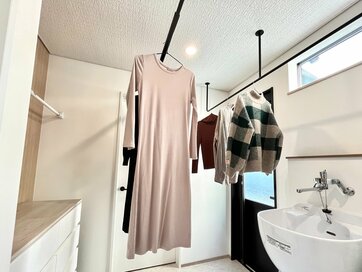 新居につけてよかった「2本の物干し」。設置場所の“ひと工夫”で洗濯が驚くほどラクに