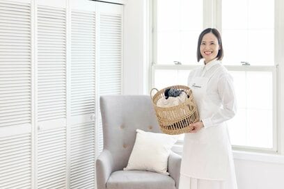 冬服の「しまい洗い」がうまくいくコツ4つ。タートルネックは裏返して洗い、黄ばみやシミを防ぐ