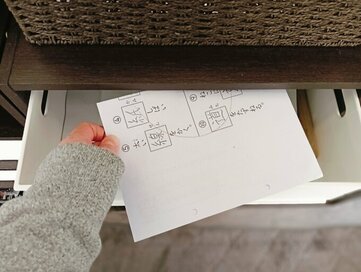 増える「紙類」を神・管理。人別の引き出しで捨てどきも明確に