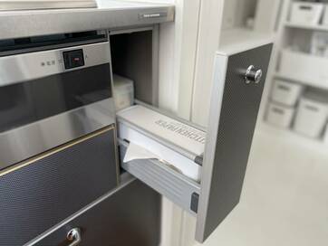 コンロ下の細長い「謎引き出し」。じつはキッチンペーパーがジャストフィット！