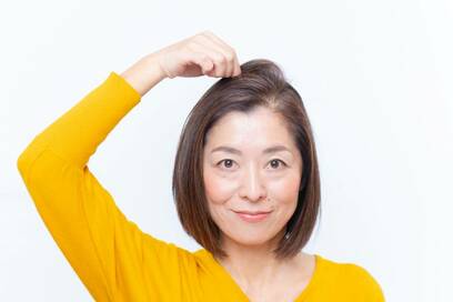 写真撮影30秒前にやるべき「分け目ぼかし」。若さに差がつく髪のお直しテク