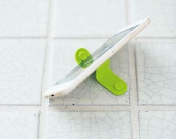 スマホスタンドがケーブルバンドに変身!?便利でおしゃれな100円グッズ