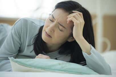 「ぐるぐる目が回る」「耳がふさがった感じ」の原因は更年期かも。ラクになるツボとストレッチ