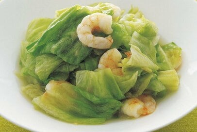 プリシャキ食感にうま味ぎっしりな「レタスとエビの炒め物」。食感アップの秘訣は「冷水にひたす」！
