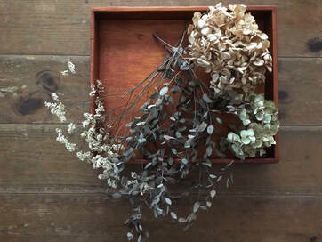 ドライフラワーと木箱で秋の雰囲気を先取り！お盆やトレーでもおしゃれに