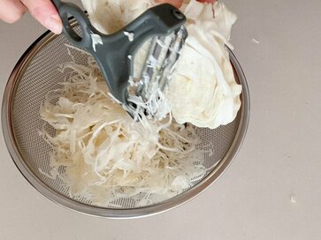 包丁いらずの「神ピーラー」を本音レビュー。キャベツをなでるだけでお店の千切りに