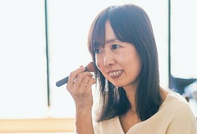 45歳、「老けない人」の暮らしのコツ5つ。メイクやファッションは“自分に合ったもの”を意識