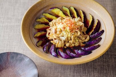 人気シェフ発「ナスと豚バラ」の主役級おかずレシピ。季節の変わり目にスタミナ注入