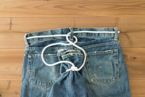 1回交差させ、左右に分けて通すと固定できる。