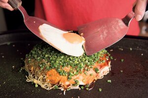 ソースを塗って目玉焼きをのせる