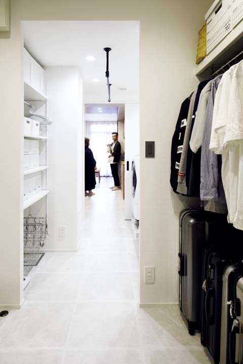 キッチンからウォークインクロゼットまでひとつながりとなった家事動線