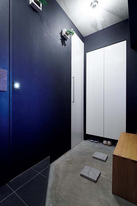 土間を広げて、壁を黒く塗装した玄関土間