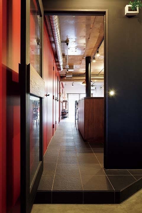 一直線に視界が抜けて開放的な通路