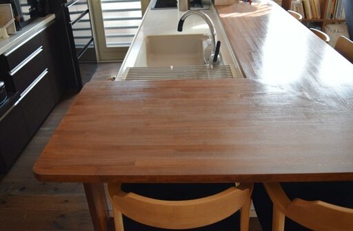 フルオープンの造作ダイニングテーブル付きのキッチン