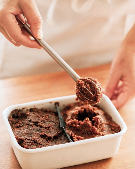 みそをすくう人