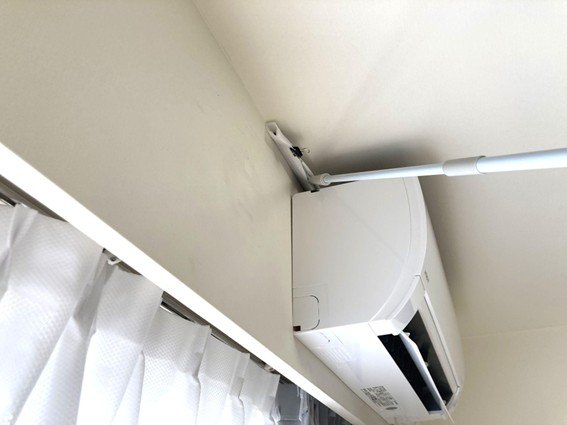 セリアの「フロアラバーほうき」エアコン掃除