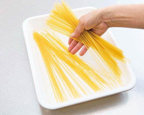 パスタは水に漬けてから冷凍しておけば、ゆで時間が大幅短縮