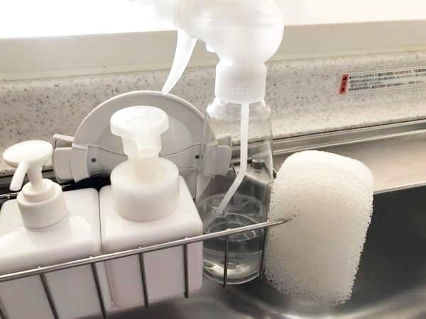 スポンジは切り込みを入れて引っ掛け収納に！