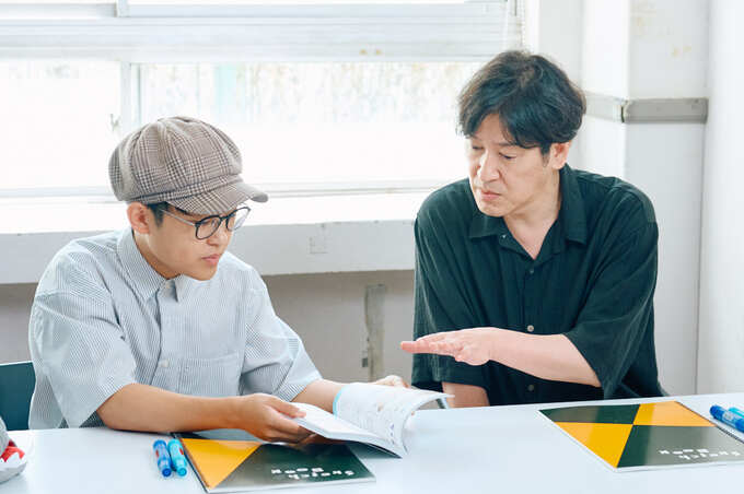 ふたりが本を読む様子