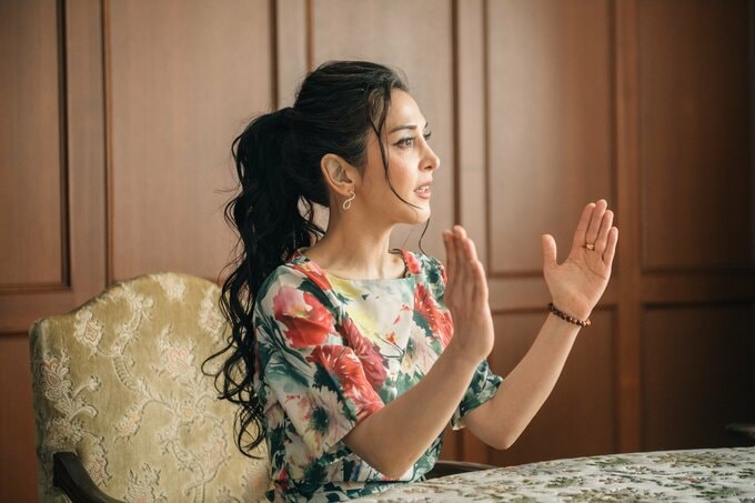 インタビューに答える